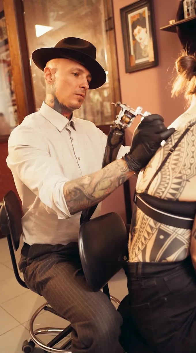 Tatuador trabajando
